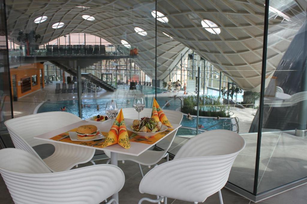 Bazén v ubytování Hotel an der Therme nebo v jeho okolí