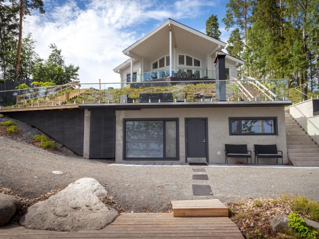 una casa en la cima de una colina con balcón en Holiday Home Vapunkärki by Interhome en Orivesi
