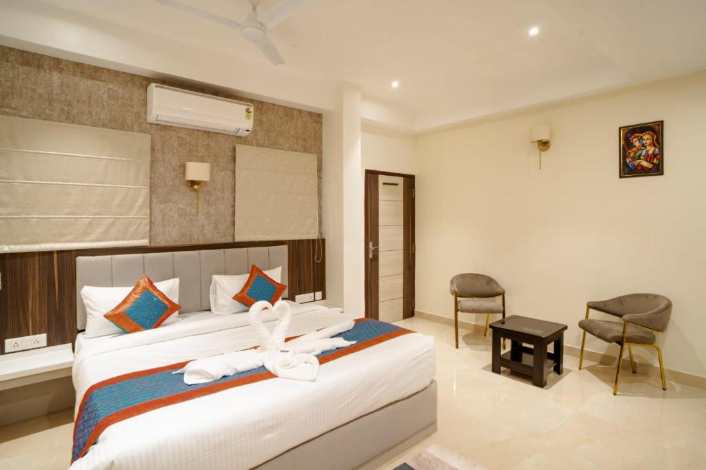 Postel nebo postele na pokoji v ubytování HOTEL OMKAR INTERNATIONAL VARANASI --A Premium Luxury Hotel -- 5-Star Feel At An Affordable Price --
