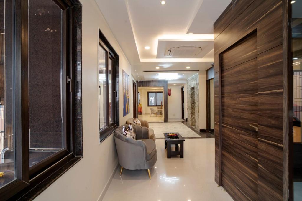 Posezení v ubytování HOTEL OMKAR INTERNATIONAL VARANASI --A Premium Luxury Hotel -- 5-Star Feel At An Affordable Price --