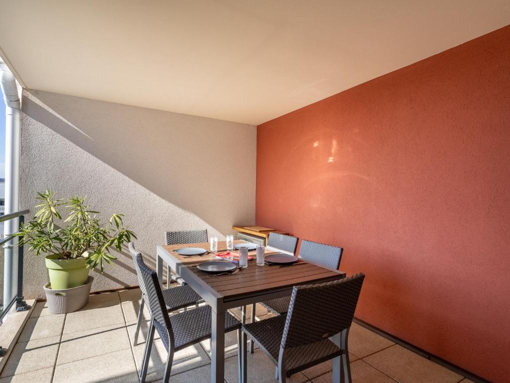 une salle à manger avec une table et des chaises dans l'établissement Apartment L'Eden-5 by Interhome, au Lavandou