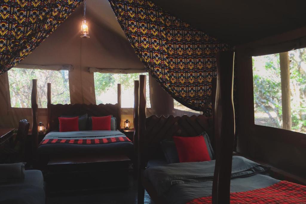 Una cama o camas en una habitación de Drunken Elephant Mara