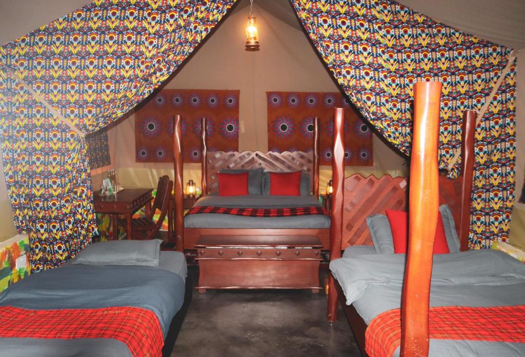 Una cama o camas en una habitación de Drunken Elephant Mara
