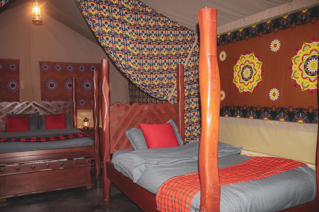 Una cama o camas en una habitación de Drunken Elephant Mara