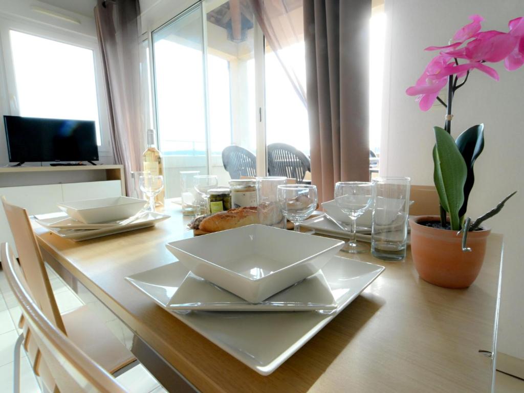 - une table à manger avec une plaque blanche dans l'établissement Apartment Château de Jouarres-2 by Interhome, à Azille
