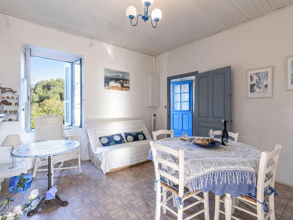 un salon avec une table et un canapé dans l'établissement Apartment Santa by Interhome, à Porto-Vecchio