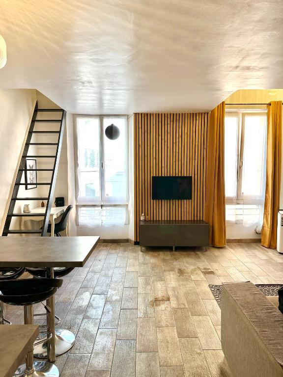 un salon avec une télévision, une table et des chaises dans l'établissement Wolf Duplex Heart of Cannes & Beaches, à Cannes