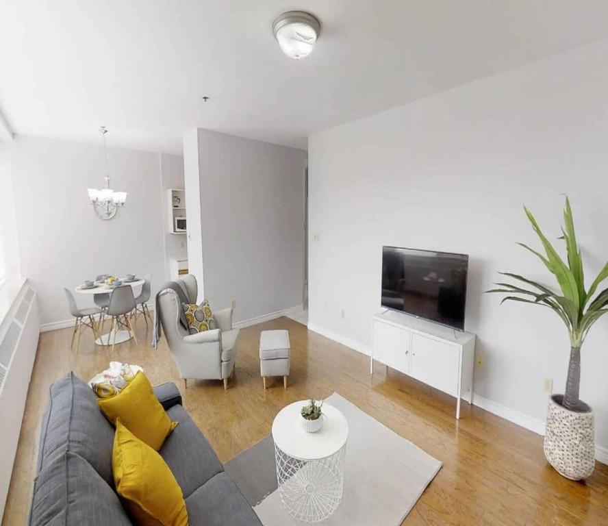 Bright Cozy Condo The Heart of Uptown 2BED Coffee & tea - Housity