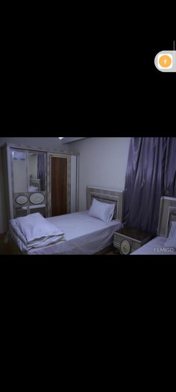 Una foto de un dormitorio con 2 camas en اكتوبر غرب سوميد en 6th Of October