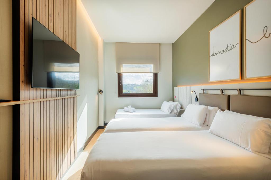 Postel nebo postele na pokoji v ubytování Leonardo Hotel San Sebastián