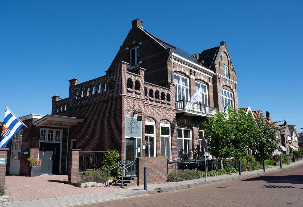 a large brick building on a city street at B&B Het Oude Postkantoor in Yerseke