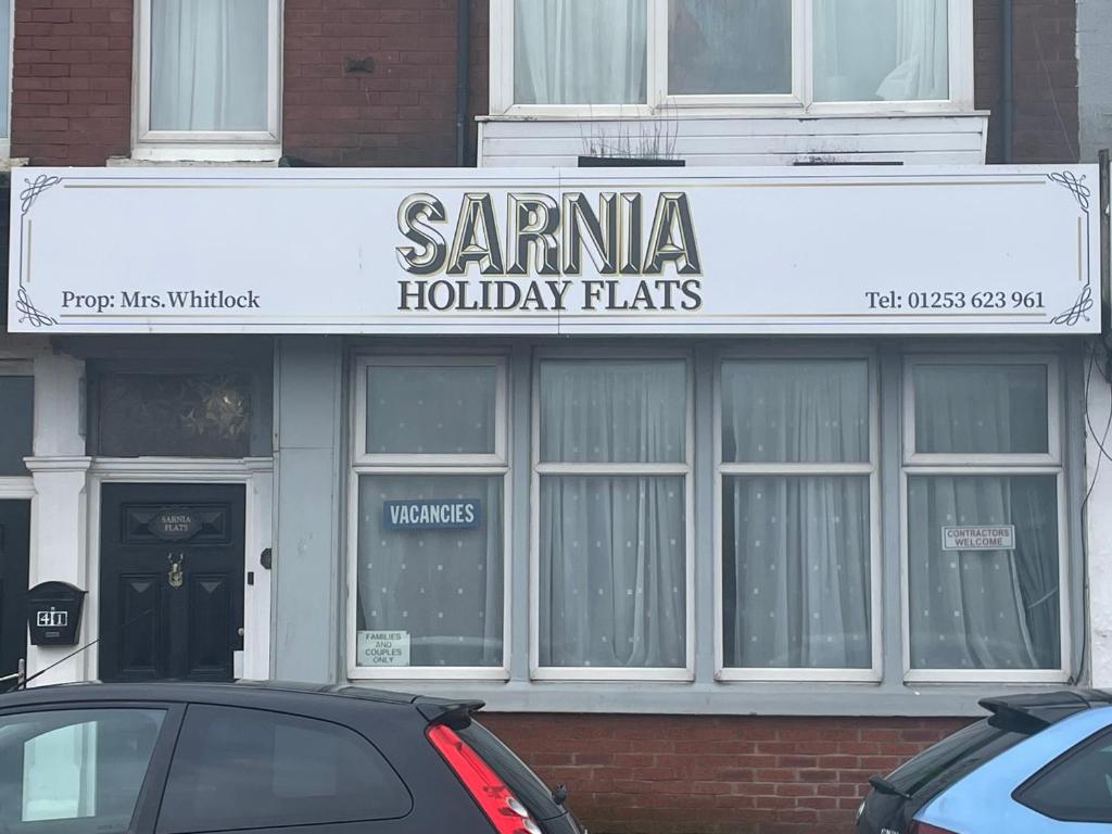 aania holiday flats cartel en la parte delantera de un edificio en Sarnia holiday flats en Blackpool