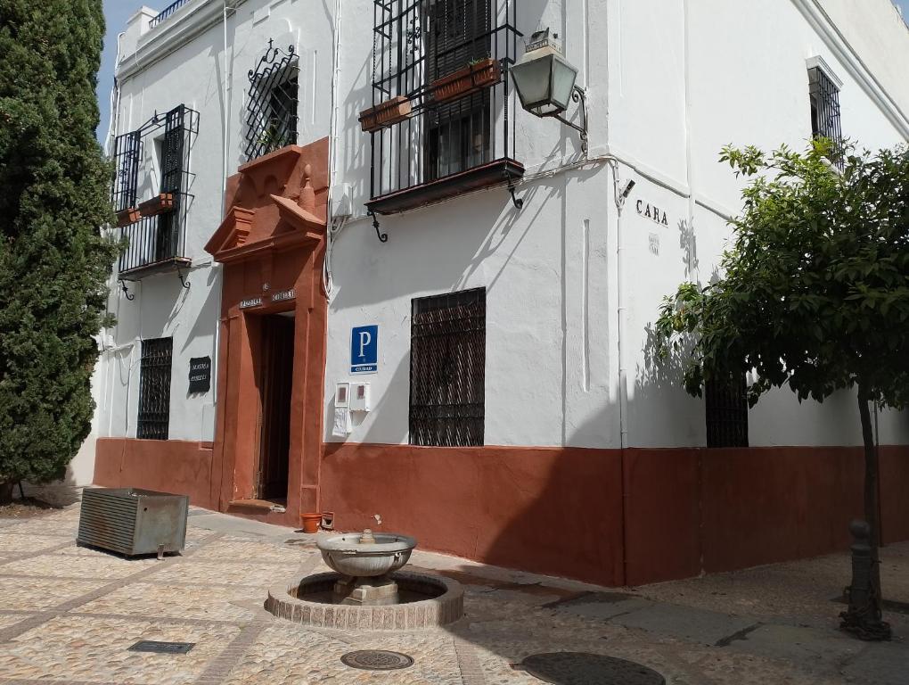 un edificio con un baño de aves delante de él en PENSION CIBELES, en Córdoba