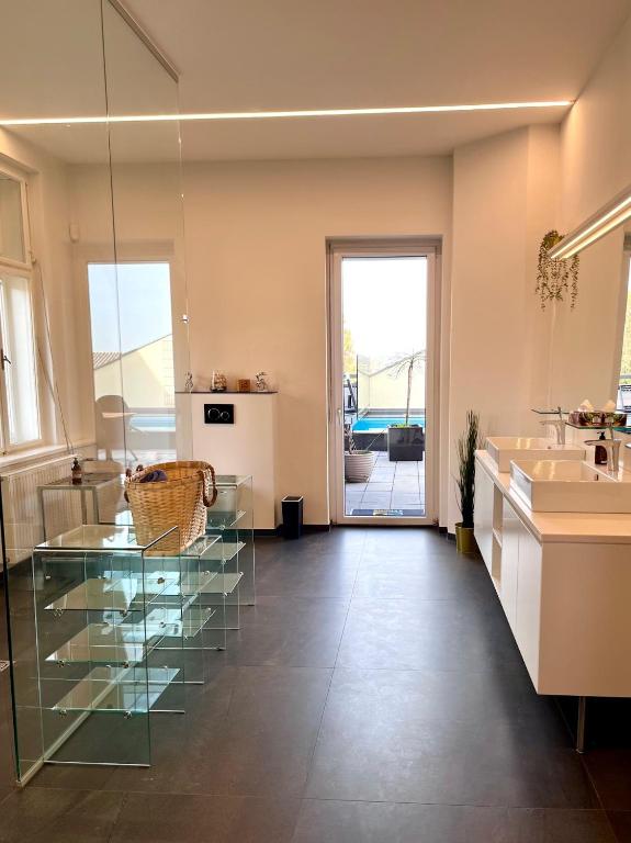 a kitchen with a glass table and a sink at LUXUS sApartments in der Kunstvilla &amp; kostenloses parken in Premstätten