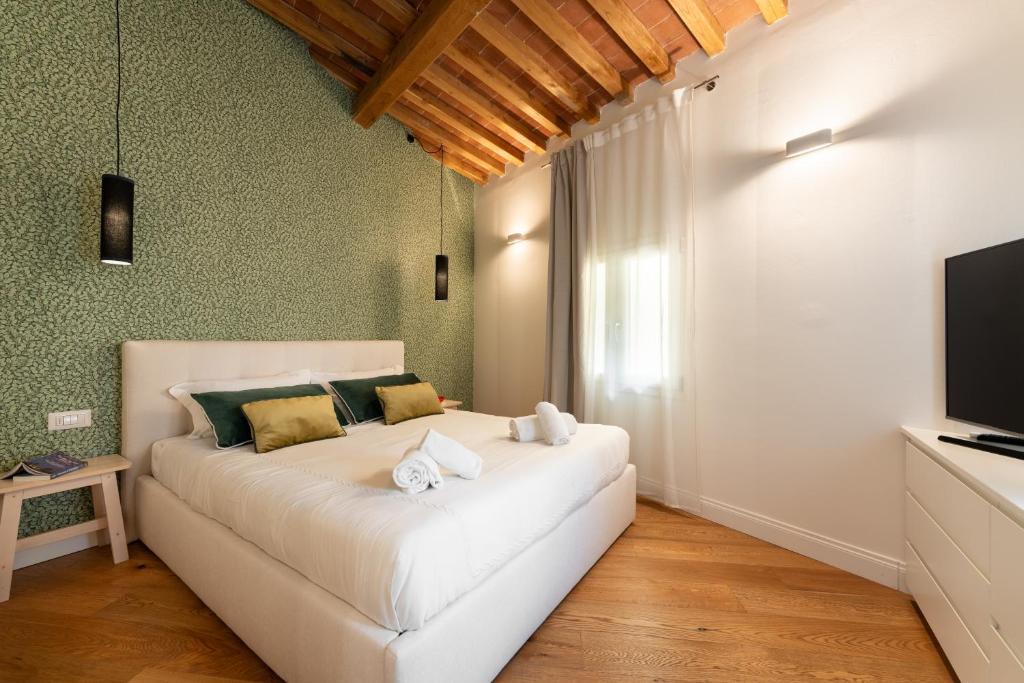 Sofá blanco en una habitación con TV en TG - One bedroom luxury apartment in the fashion district, en Florencia