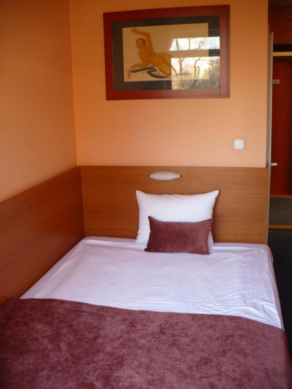 Postel nebo postele na pokoji v ubytování Hotel Luna Budapest