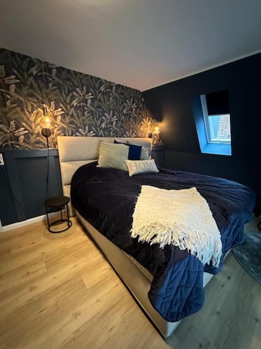 1 dormitorio con 1 cama grande en una habitación en Wunderschöner Neubau im Grünen, en Halstenbek