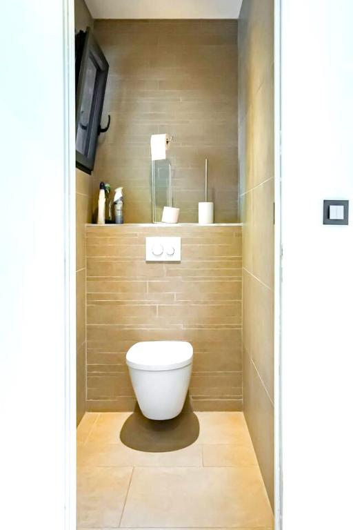 a bathroom with a toilet in a room at Maison de 4 chambres avec piscine privee jacuzzi et terrasse a Noves in Noves