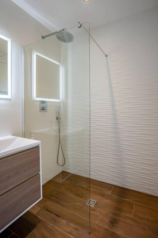 a bathroom with a shower with a glass door at Maison de 4 chambres avec piscine privee jacuzzi et terrasse a Noves in Noves