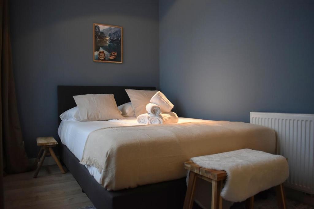 una camera da letto con un letto con due peluche sopra di Rembrandtplein house A ad Amsterdam