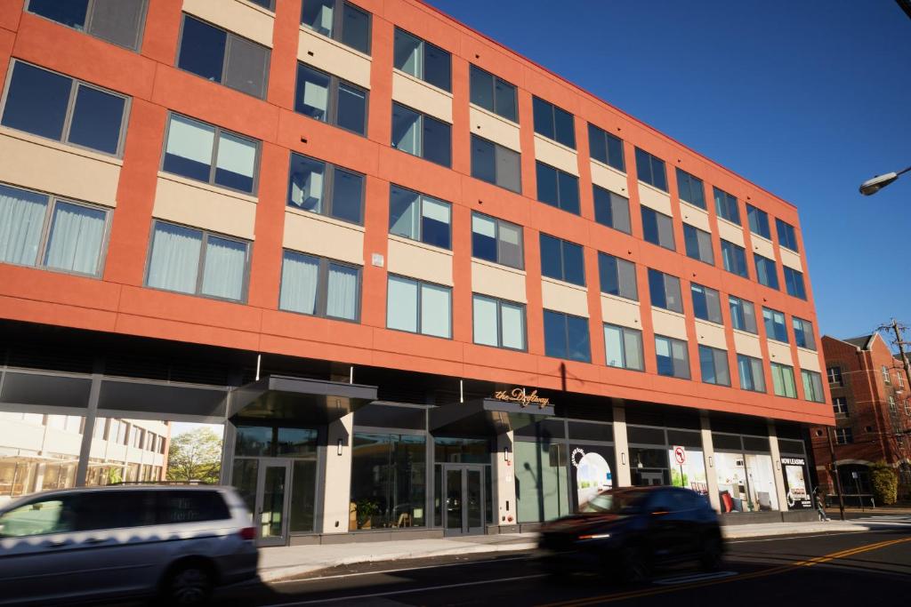 un edificio en una calle con coches aparcados delante en ROOST Kelly Drive en Filadelfia