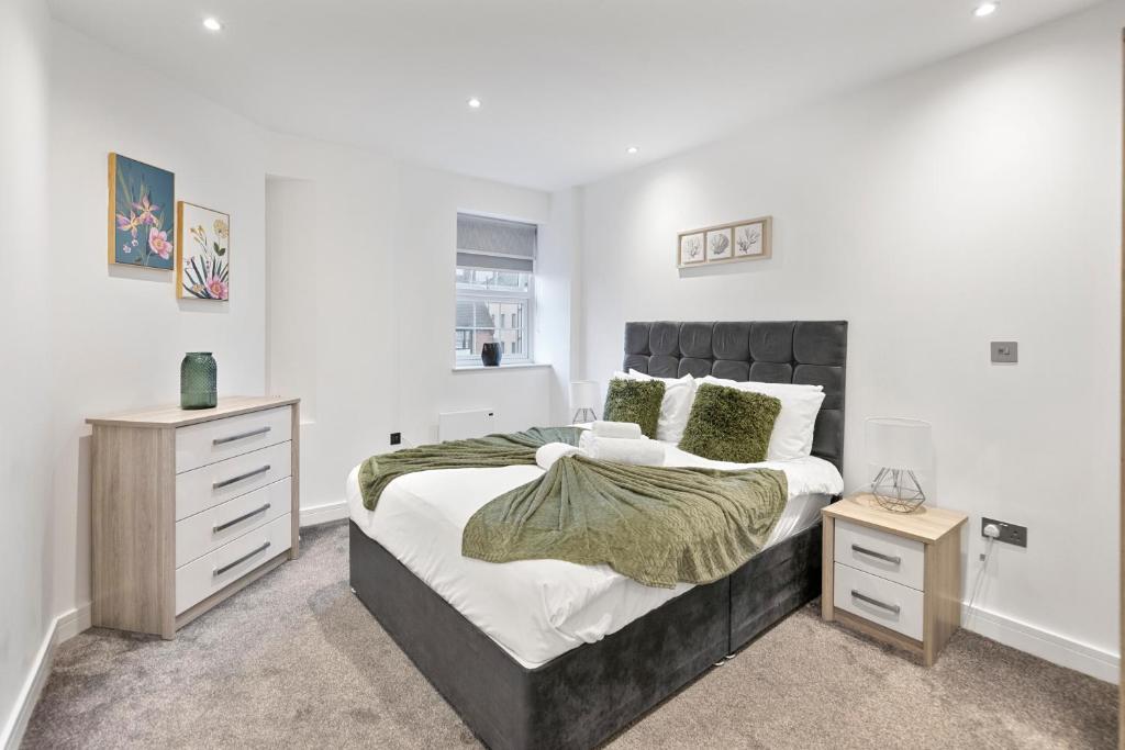 una camera con un grande letto con testiera nera di Bright and spacious Apartment - Excellent Location a Londra