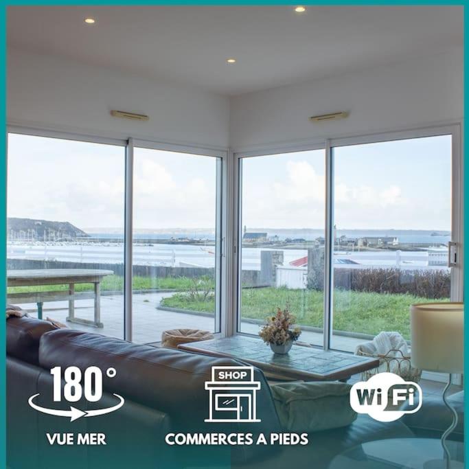 - un salon avec un canapé et de grandes fenêtres dans l'établissement Ti Ma Zud/Vue mer/Wifi, à Camaret-sur-Mer
