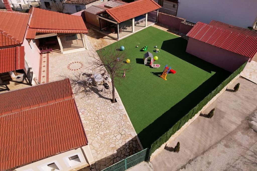 una vista aérea de un parque infantil en un edificio en Entertainment house Καστορια en Kastoria