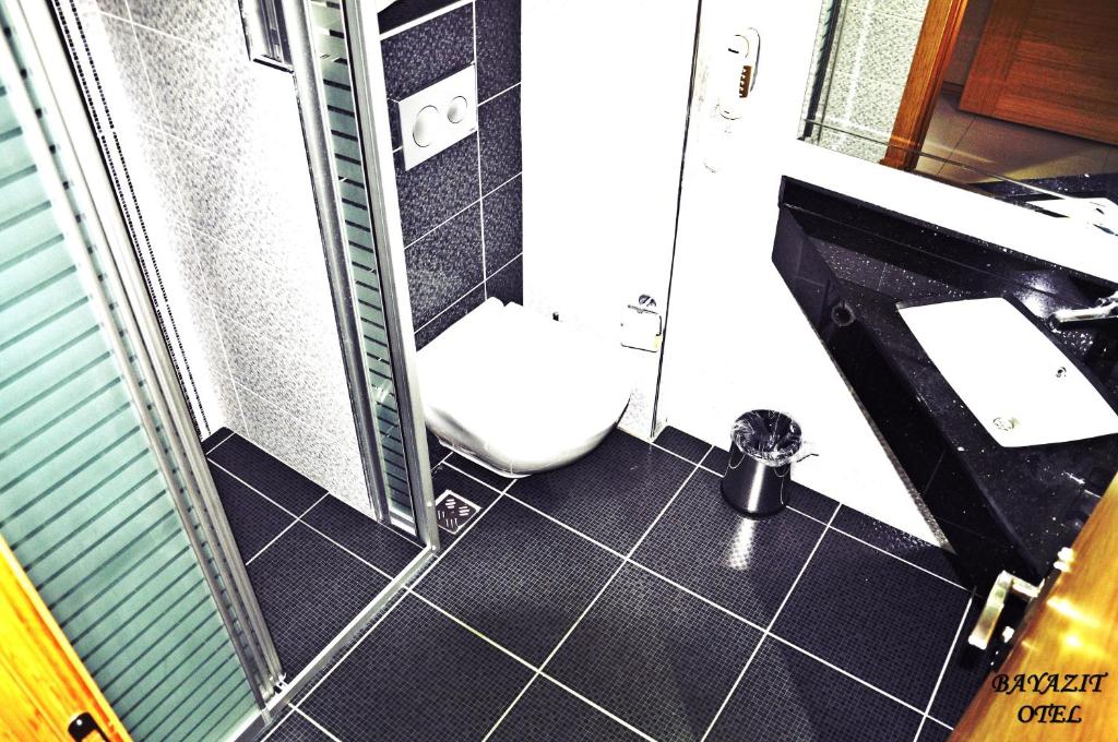 A bathroom at Bayazıt Hotel