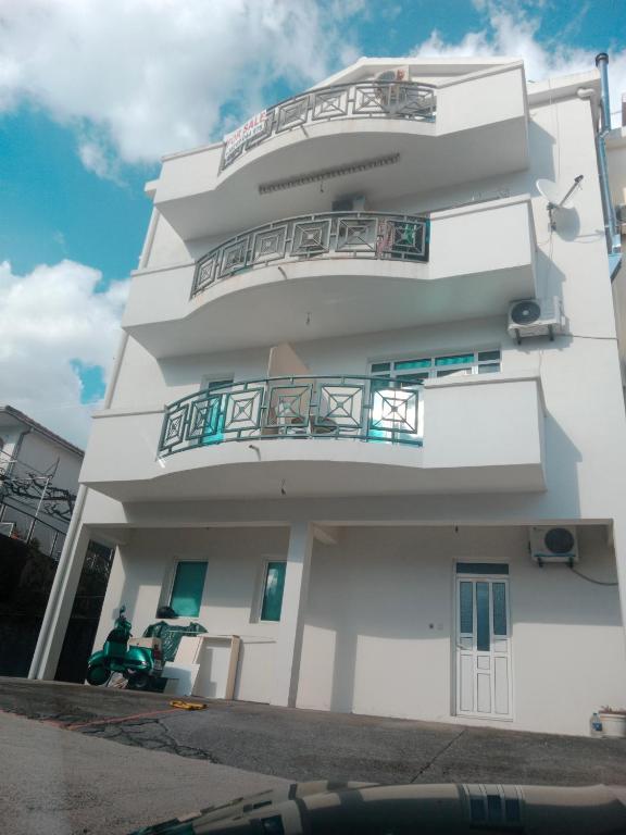 Balkón nebo terasa v ubytování Apartmani SAMB Igalo