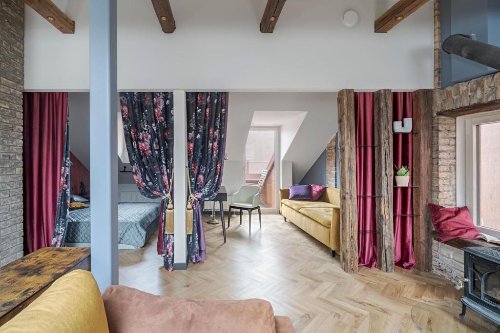 uma sala de estar com um sofá e uma lareira em Cozy Penthouse em Vilnius