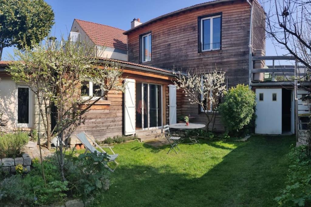 uma casa de madeira com um quintal com um quintal em Entire house with garden special for Olympique game 2024 em Ivry-sur-Seine