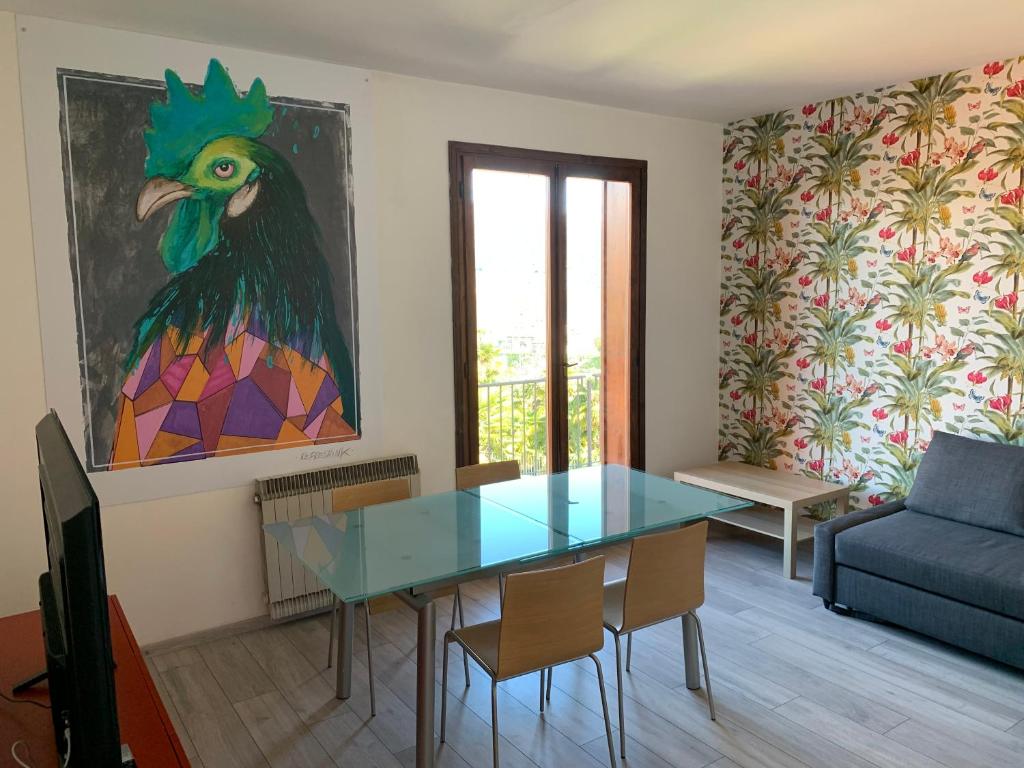 un salon avec une table en verre et un tableau dans l'établissement Appartamento Du Lac, à Baveno