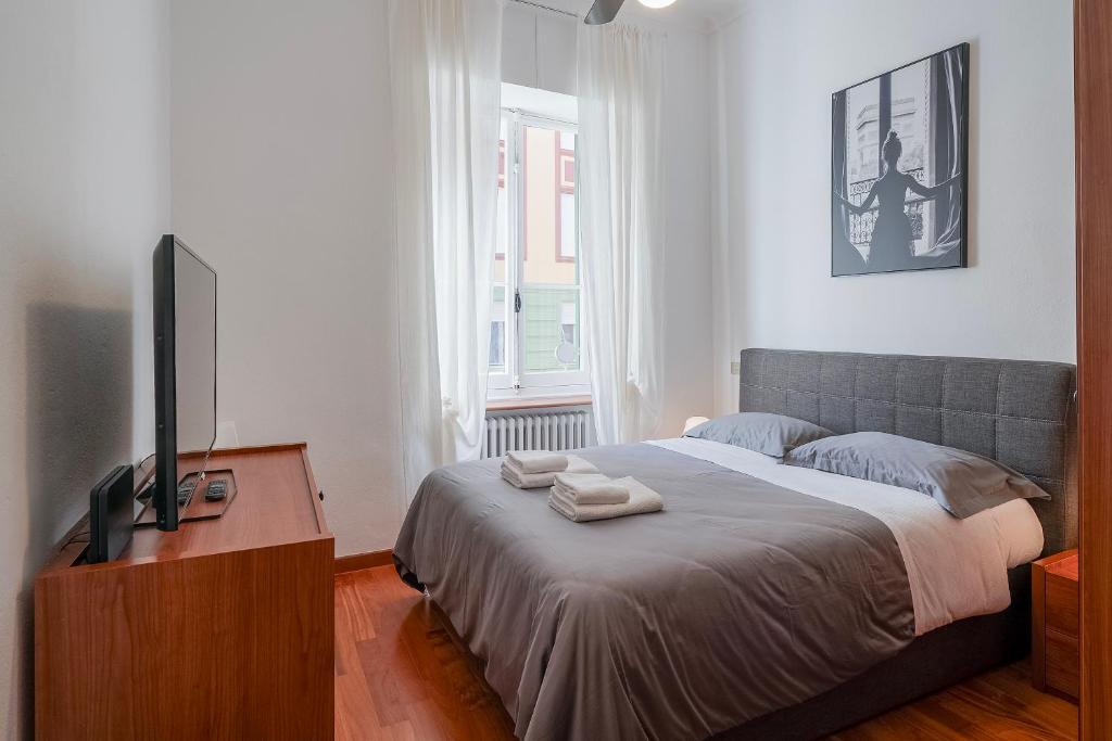 ein Schlafzimmer mit einem Bett mit zwei Handtüchern darauf in der Unterkunft Teatro Ariston & Piazza Colombo Elegant Apartment in Sanremo