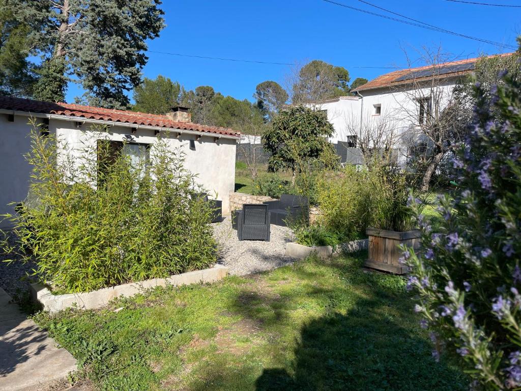 une cour avec une maison et quelques plantes dans l'établissement Superbe annAix de villa, à Aix-en-Provence