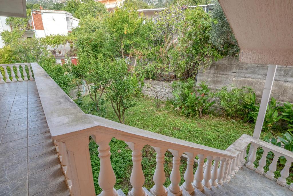 A garden outside Snežna Kraljica