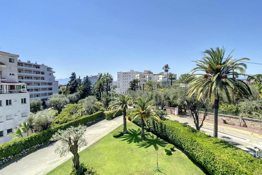 - une vue sur un parc avec des palmiers et une rue dans l'établissement Le Montfleury - Apartment 2P 10 minutes' walk from the town center, à Cannes
