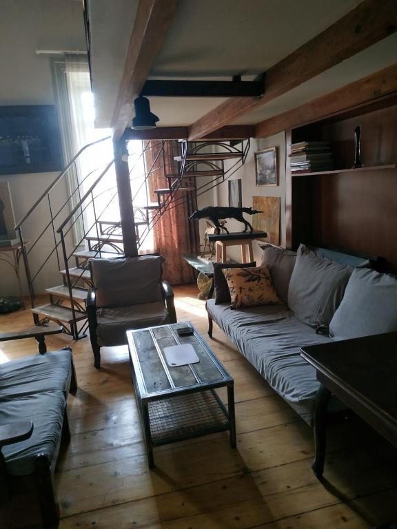 Apartment Milena Tbilisi Onebedroom في تبليسي: غرفة معيشة مع أريكة وكراسي وطاولة