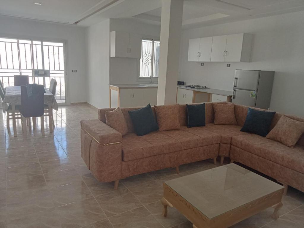 een woonkamer met een bank en een tafel bij Villa phare 2 in Midoun
