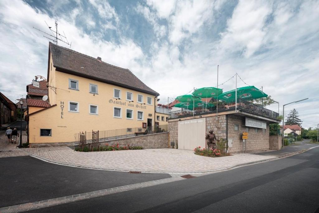 ObereisenheimにあるGasthof zum Schiffの緑の傘を敷いた建物