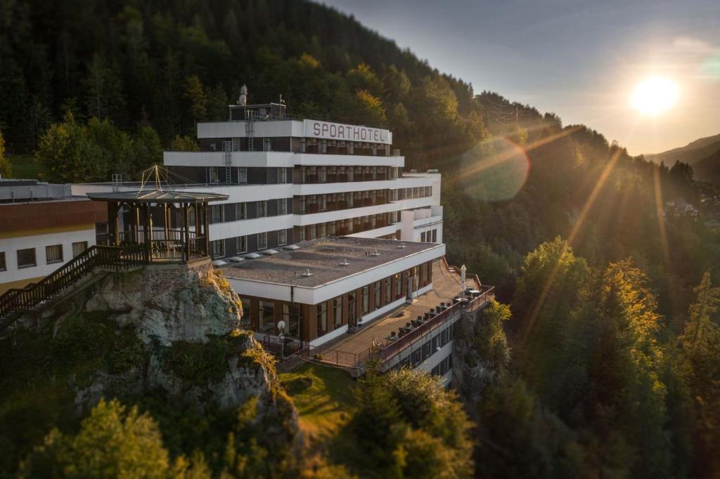 ein Hotel auf einem Berg mit Sonnenuntergang in der Unterkunft Sporthotel am Semmering in Semmering