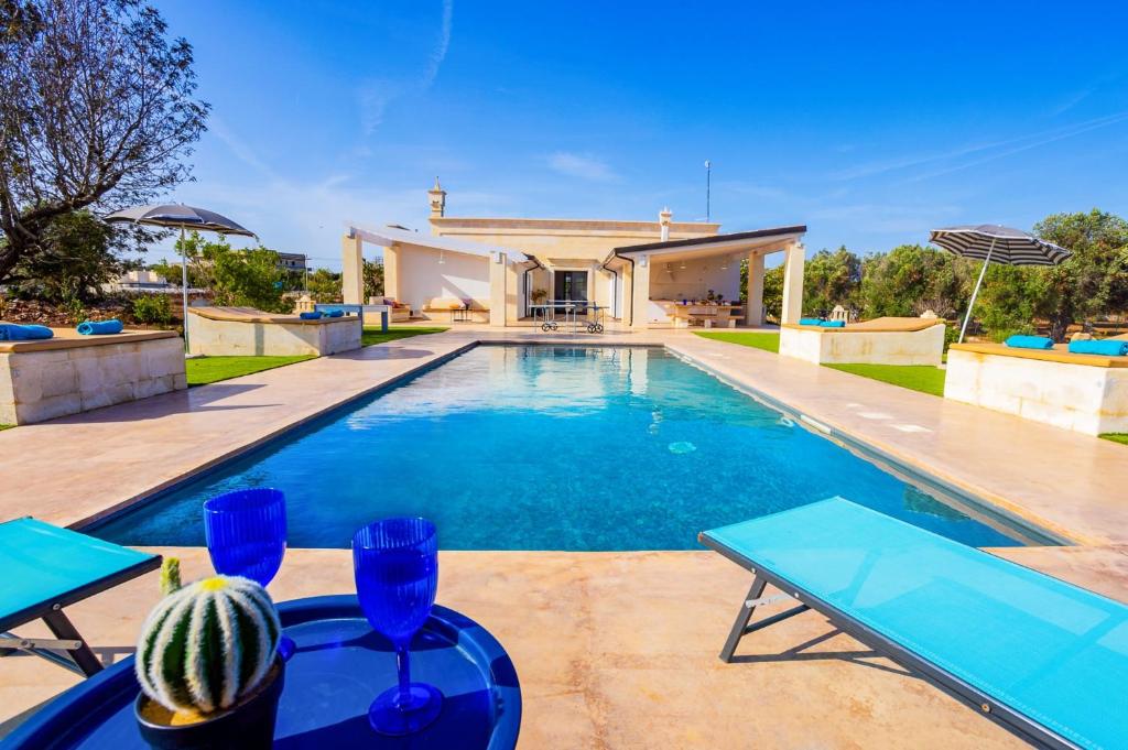 une maison avec une piscine dans l'établissement Villa Flavia by Villa Plus, à San Vito dei Normanni
