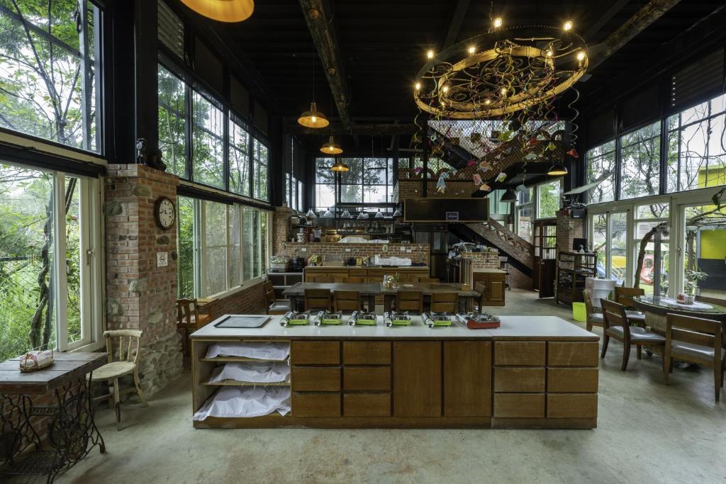 Restoran atau tempat lain untuk makan di SeeU Coffee and B&B