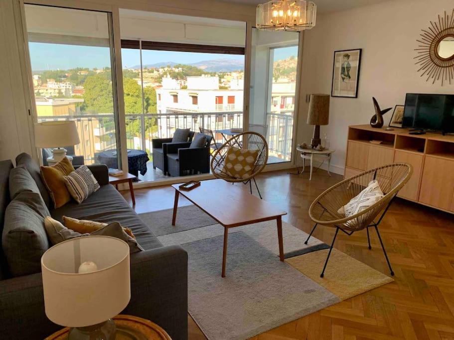 - un salon avec un canapé et des chaises dans l'établissement Cyrille Besset - Charmant T2 avec balcon, à Cagnes-sur-Mer