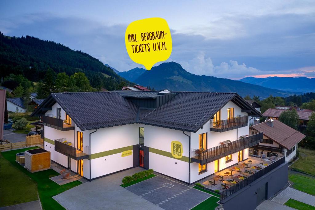 une maison avec un panneau indiquant m resort tiger villa dans l'établissement BergBuddies - Übernachtung inklusive kostenlosen Bergbahntickets und vielem mehr, à Bad Hindelang