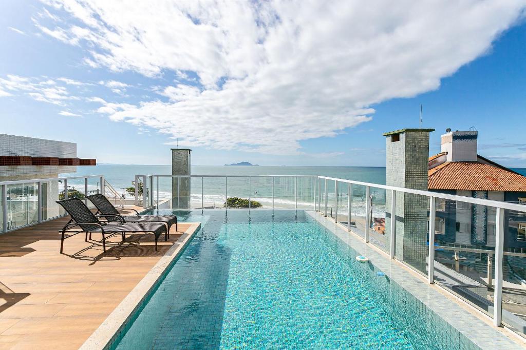 un balcone con piscina in cima a un edificio di Apto c/ churrasq. e piscina - quadra mar - RMI201 a Florianópolis