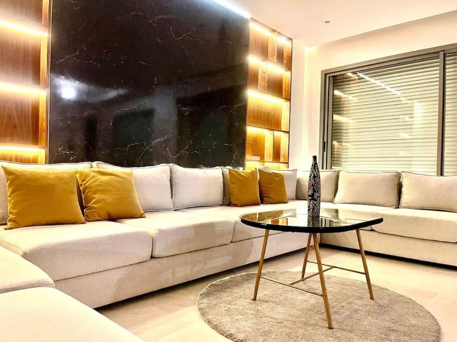 Villa anfa 3 في الدار البيضاء: غرفة معيشة مع أريكة بيضاء وطاولة