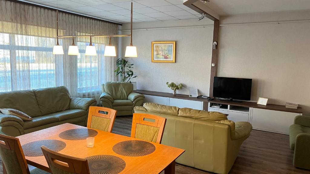 uma sala de estar com um sofá e uma mesa em RIGA street Apartments 54 em Valmiera