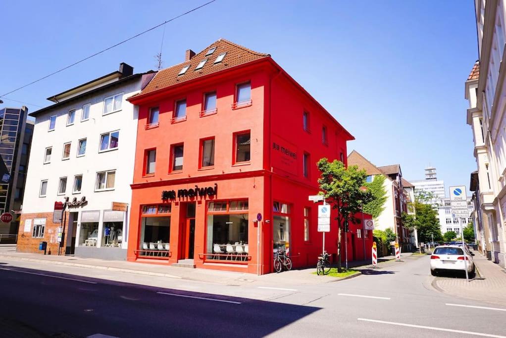 ein rotes Gebäude auf der Straßenseite in der Unterkunft Apartment in Innenstadt Bielefeld in Bielefeld