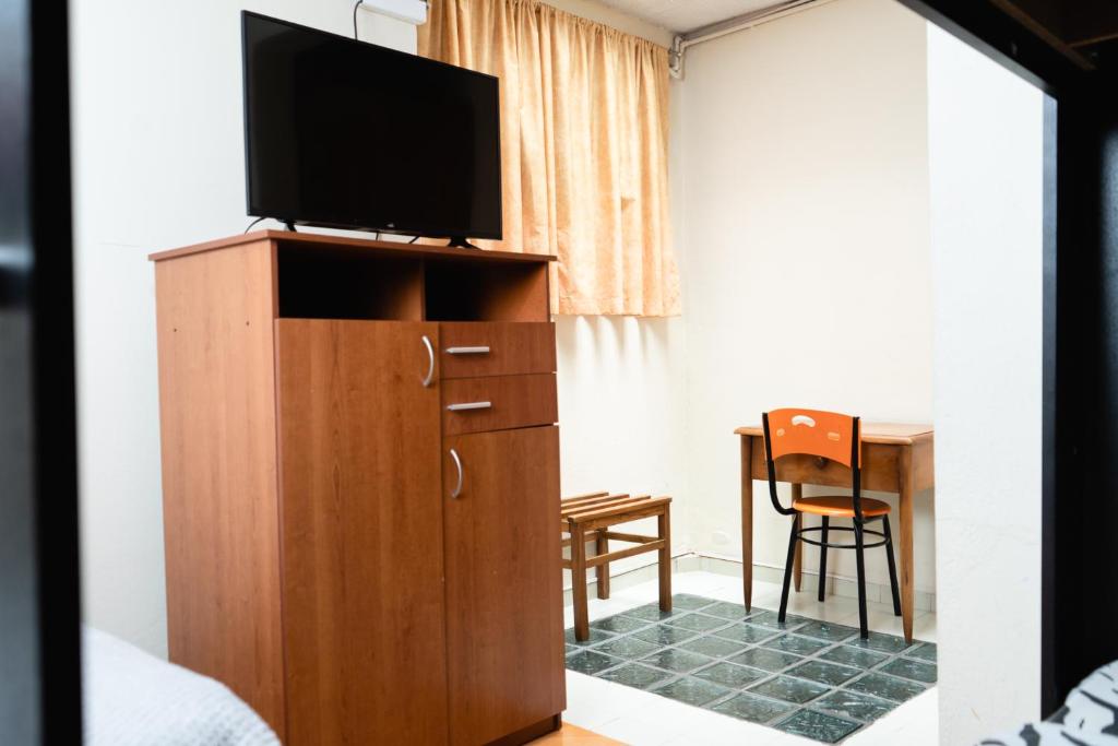 TV a/nebo společenská místnost v ubytování Hotel Juanambu